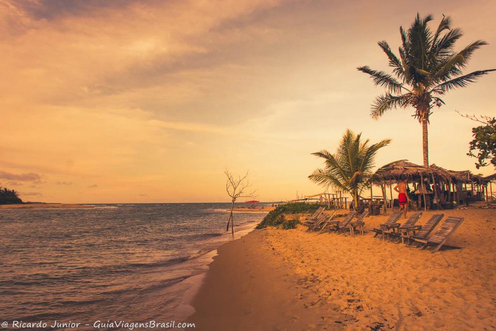 Imagem de um encantador entardecer em Caraiva.